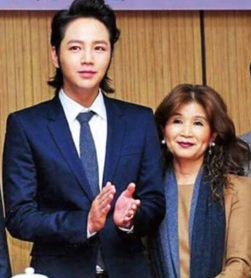 张根硕母亲逃税判决19日出炉，被判处有期徒刑2年9个月，缓期4年执行，罚款30亿韩元。