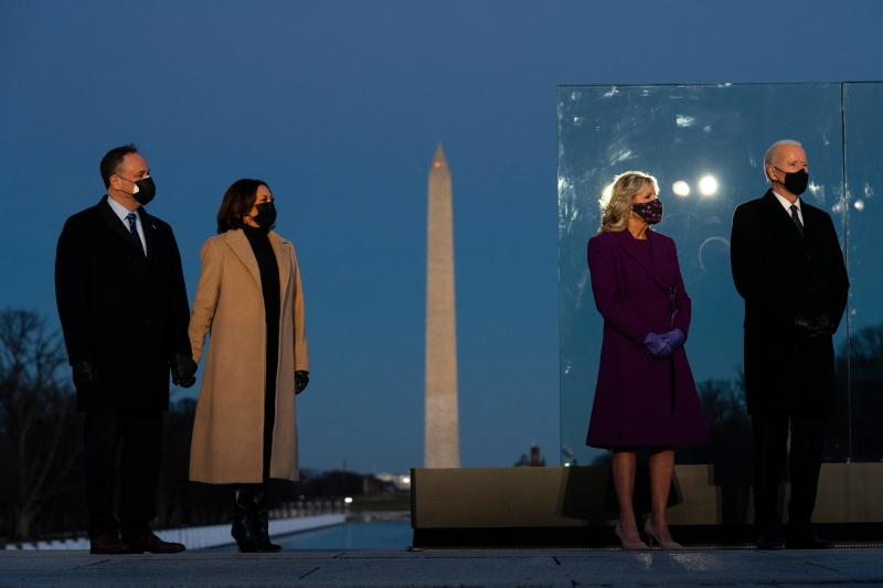 周二晚上，拜登与妻子吉尔，以及候任副总统贺锦丽和丈夫任德龙，到林肯纪念碑出席悼念冠病死者的活动。（美联社照片）