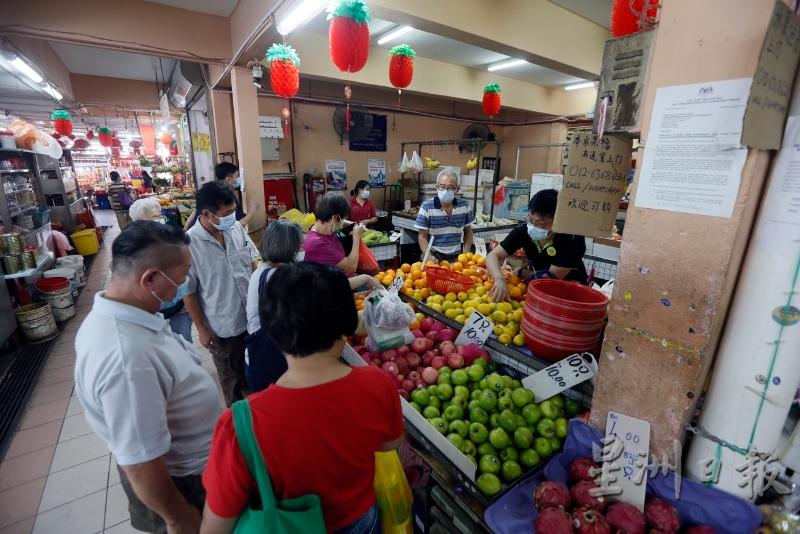 为让民众有足够的时间采购食材和办年货，吉隆坡市政局破例批准辖内巴刹于农历新年前的两个星期一营业。