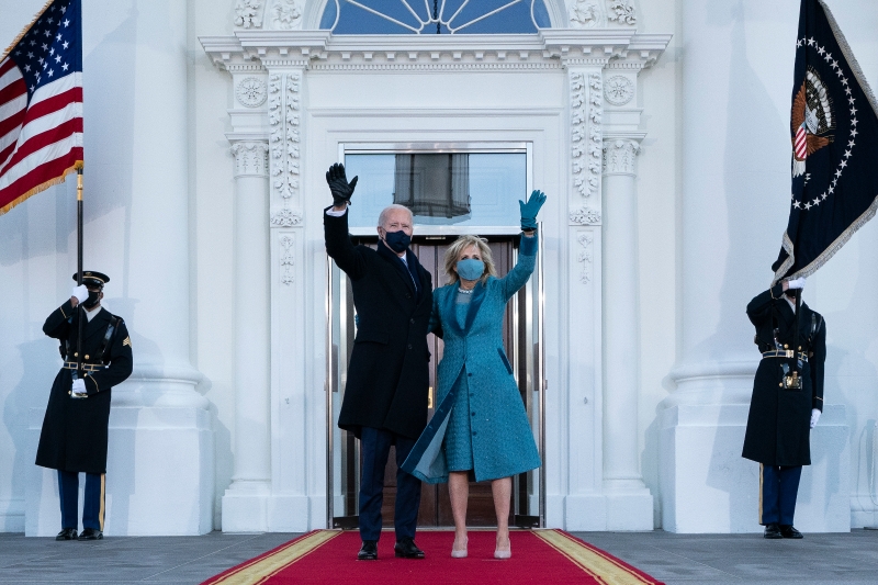 未来4年，拜登就是白宫的主人。图为他和妻子吉尔抵达白宫后挥手致意。（图：法新社、美联社）