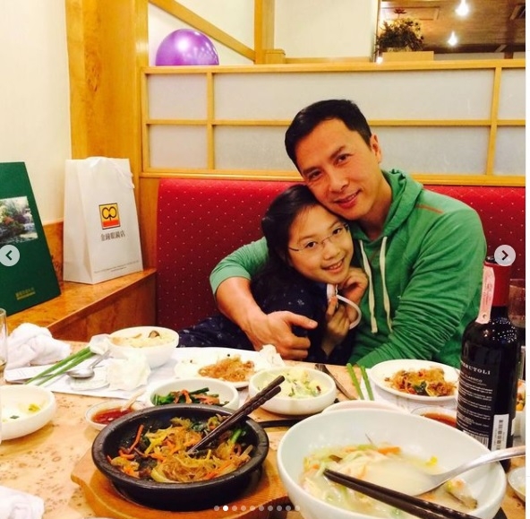  人在中国录影的甄子丹，在微博放上一系列和女儿的合照祝她岁生日快乐，并感性回忆“记得以前最喜欢把你放在自己的肩膀上呢！现在公主已经17岁了。”