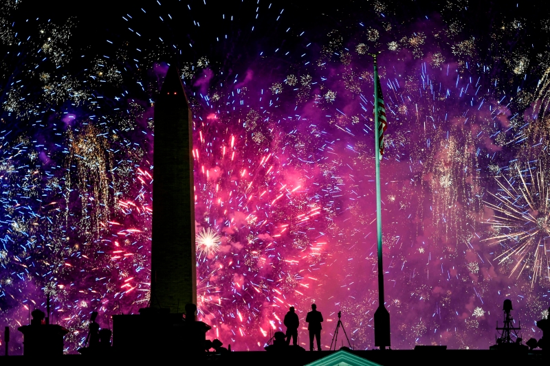 白宫和华盛顿纪念碑的烟花表演，象征拜登就职典礼正式结束。（图：法新社、美联社）