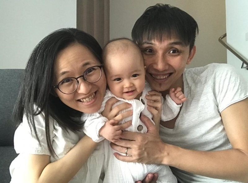 苏玉慧（左）与丈夫在疫情期间，迎来家庭的首名新成员。