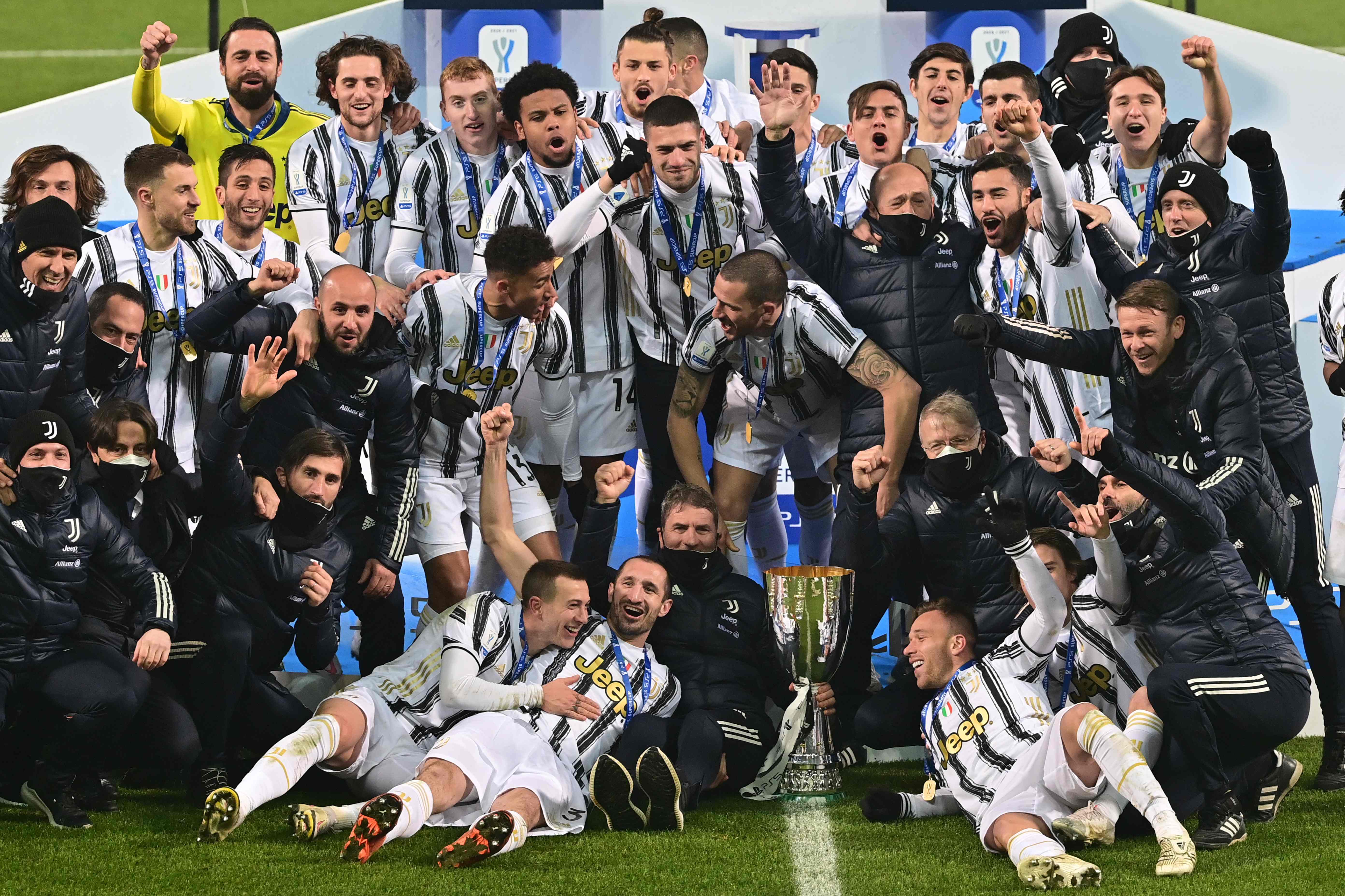 祖云杜斯创造9次夺得意大利超级杯的纪录之后，球员和职员庆祝并大合照。（法新社照片）

