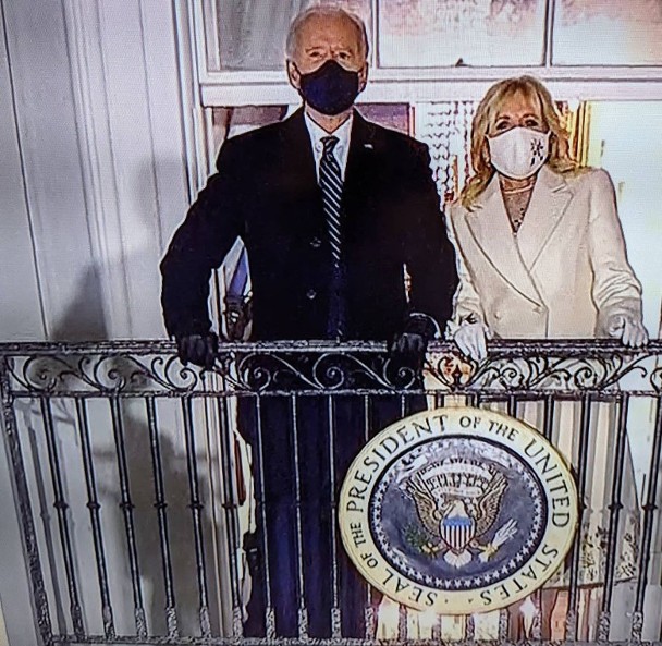 美国新任总统拜登与第一夫人在白宫阳台上欣赏众星表演。