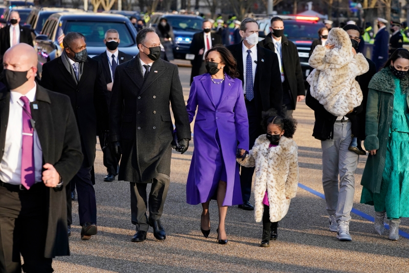 美国副总统贺锦丽和丈夫任德龙和家人一起走向白宫。（图：法新社、美联社）