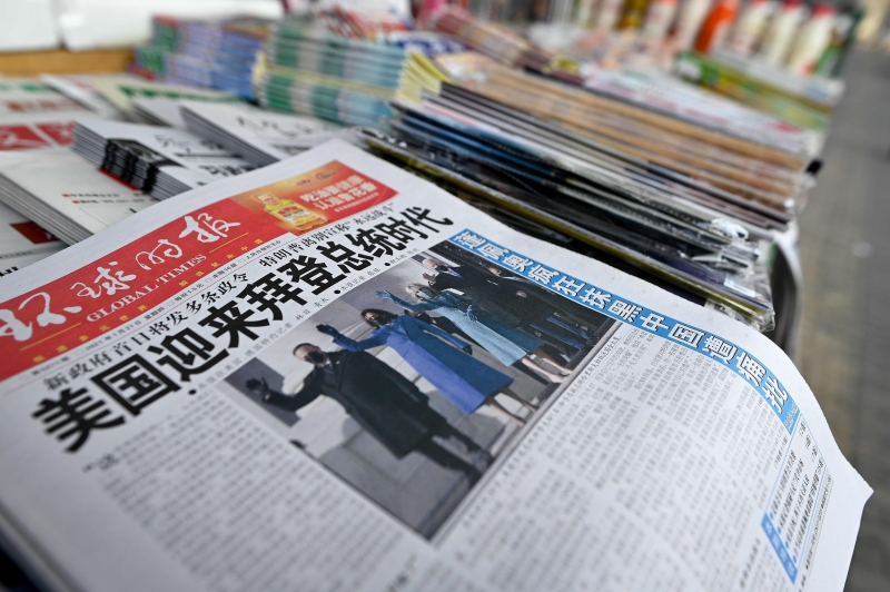 中国主要媒体封面报道拜登宣誓就任美国总统的新闻。中美关系在拜登上任后会否出现突破性改善，引起全球关注。（图：法新社、美联社）