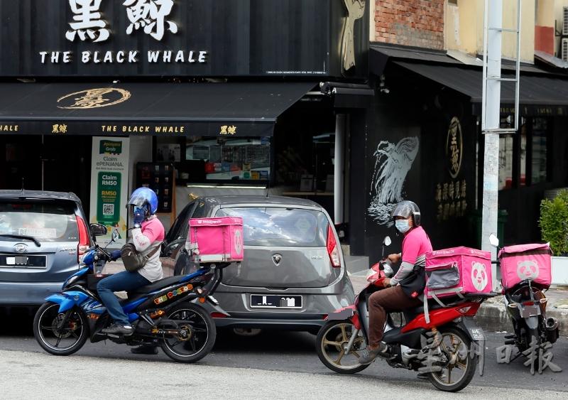 送餐员长时间在道路上穿梭骑行，面对的道路风险更高，还得日晒雨淋为顾客送餐，颇具挑战性。（档案照）