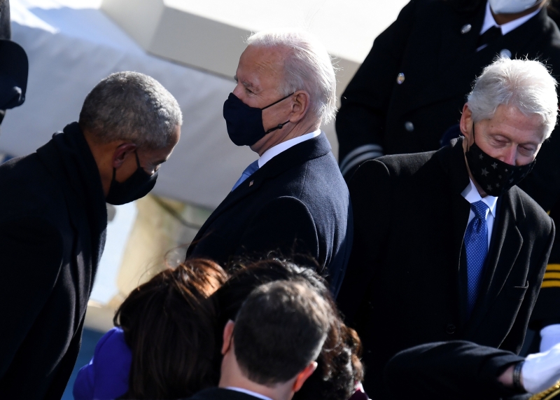 两位美国民主党籍前总统奥巴马（前）和克林顿（后）都出席拜登的就职典礼。（图：法新社、美联社）