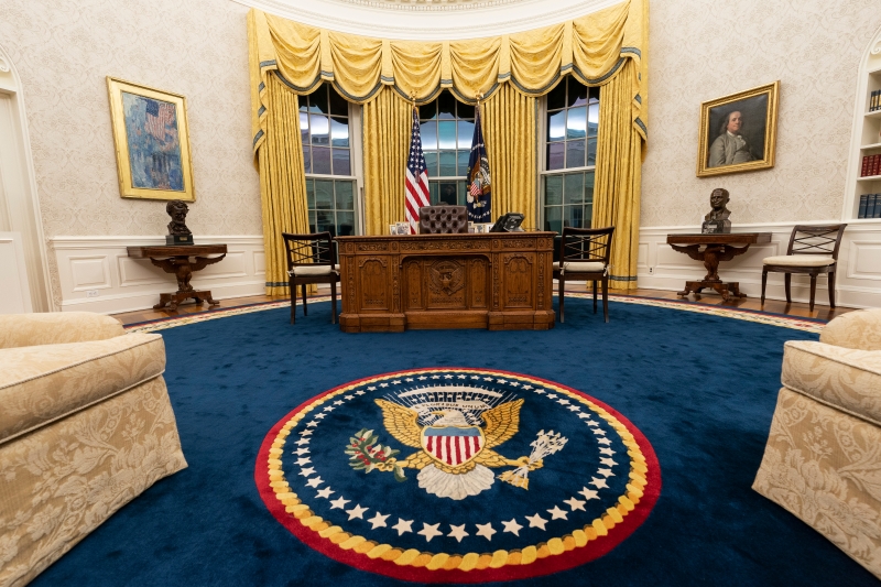 白宫迎来新主人，椭圆形办公室也换上新貌。椭圆形办公室坐落在白宫西翼，是美国总统权力的象征。（图：法新社、美联社）