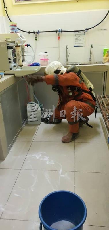 消拯人员小心翼翼的清除倾倒在地面的化学液体。