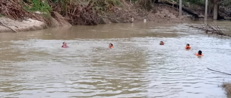 消拯员入河进行水面搜寻。