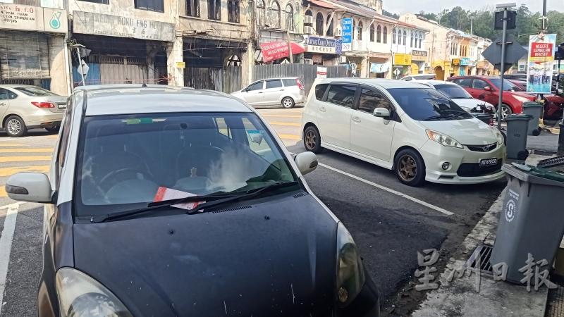 重启行管令首日，瓜拉庇朥市区部分的车主因没有放置泊车固本而接获罚单。