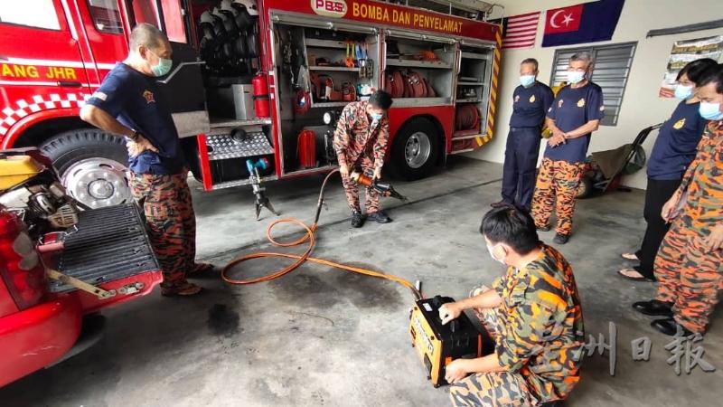 加亨志愿消防队员展示如何使用液压剪。