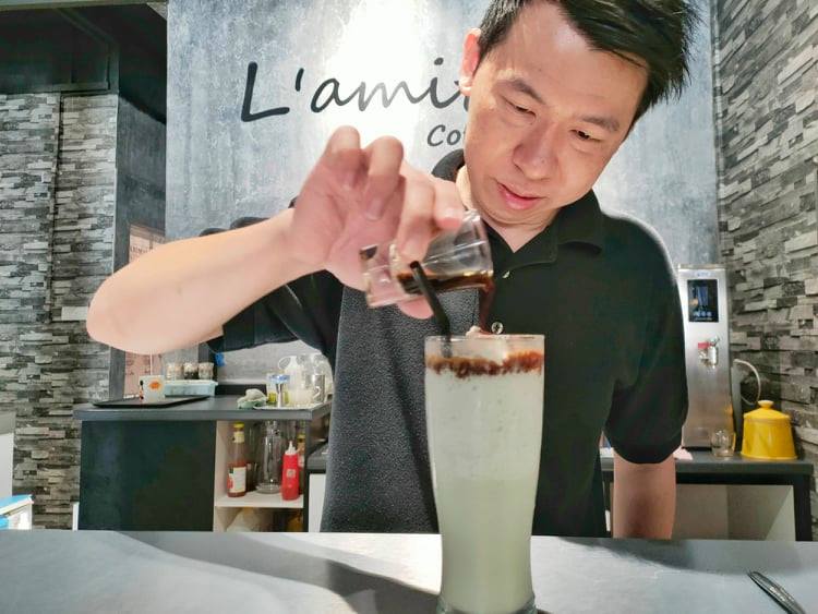 夏培智引进印尼的饮料新概念，以小酒杯份量的咖啡倒入牛油果汁，调配独有的牛油果汁沙冰咖啡。