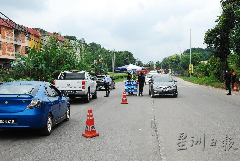 警方于1月22日开始在苏南花园设下路障，两端出现车龙。