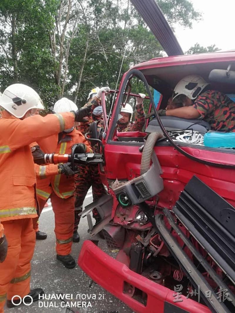 加亨志愿消防队队员和居銮消拯局队员联合拯救受困在意外中的人士。