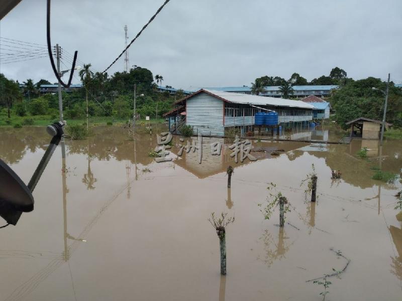 本固鲁巴耶玛兰国小遭受水患。
