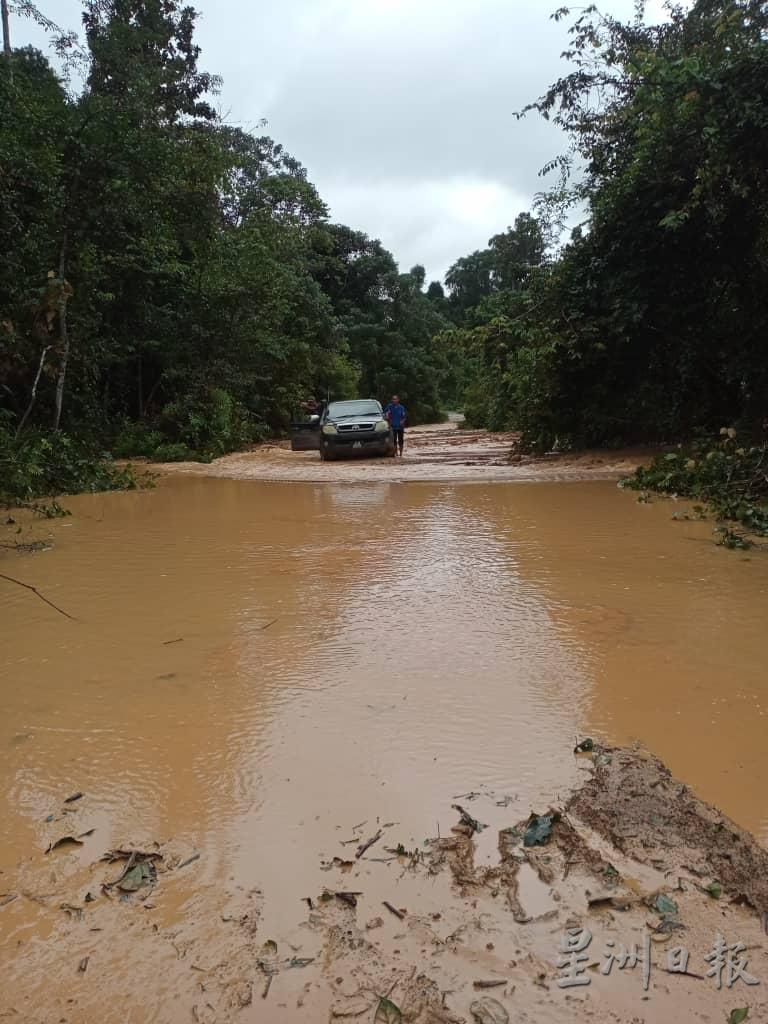 大水患导致村民对外的道路遭淹没。