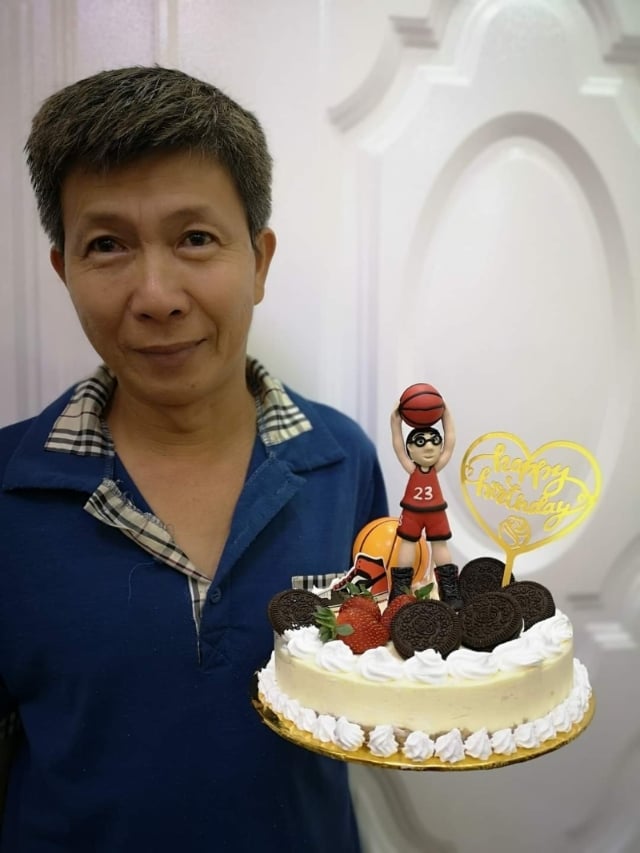 罗万达亲自制作戴眼镜篮球手生日蛋糕给次子勇晟。