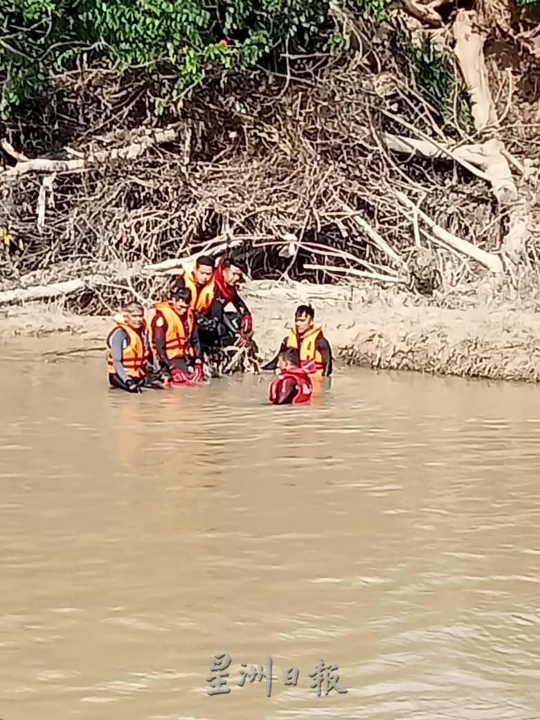 搜救人员在森波浪河边发现死者的遗体。