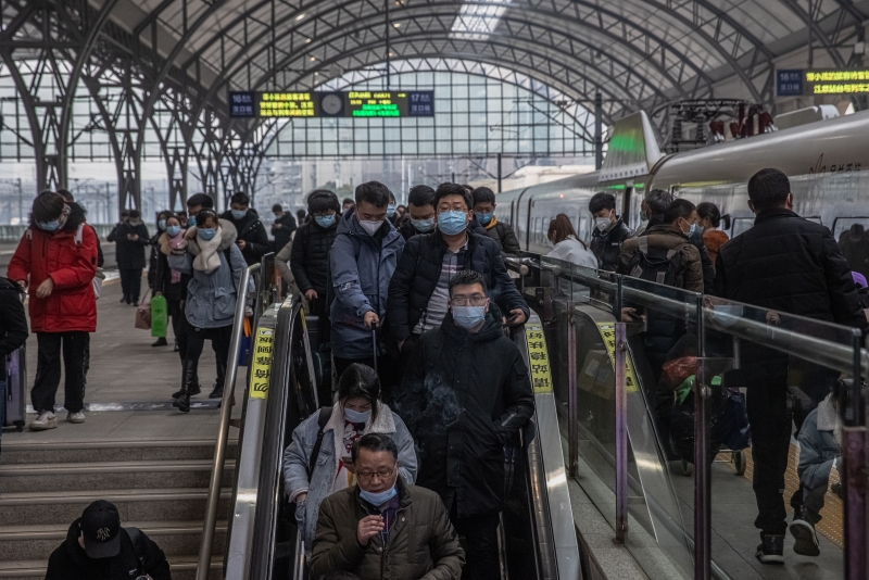 虽然武汉疫情已大致受控，但是民众在防疫上仍不敢掉以轻心，在汉口火车站，往来的民众都戴了口罩。（欧新社照片）