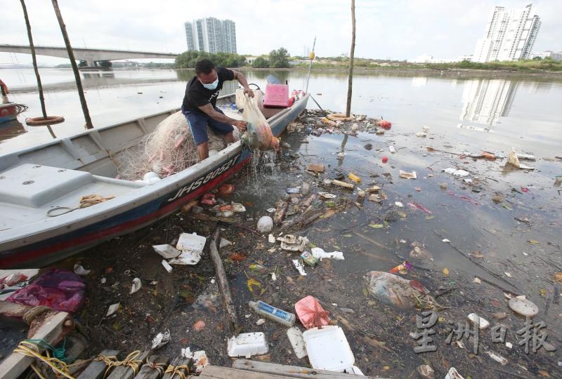 河流遍布垃圾将影响渔民的渔获量。