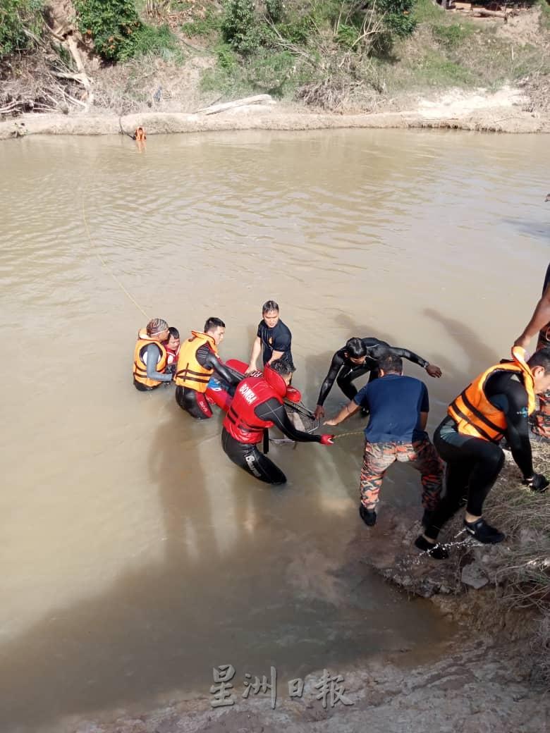 消拯人员将死者的遗体从河中移出。