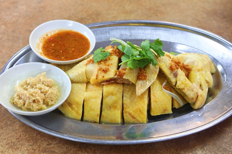 白斩鸡（RM34.80/半只） 没有过多的点缀，保留鸡的鲜甜原味，配上于其天生一对的姜蓉和辣椒酱，更能提升鸡肉的美味。