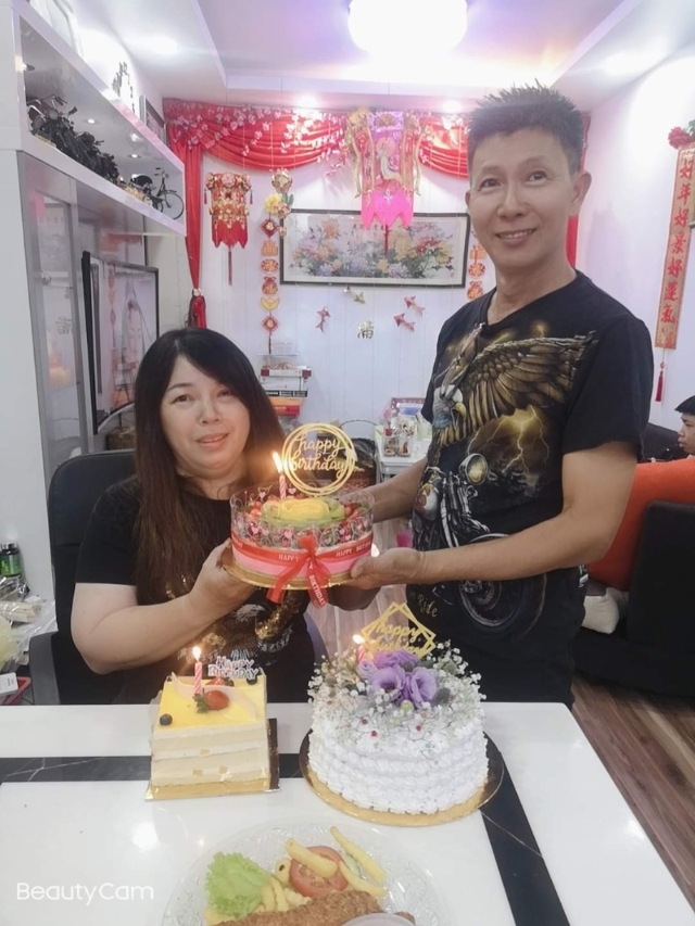 罗万达亲手制作水果芝士蛋糕送给妻子张汉云。