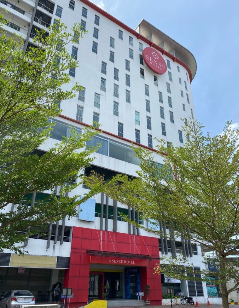 金辉酒店坐落在太平的商业中心，附近拥有霸级市场及餐饮店等，非常方便。