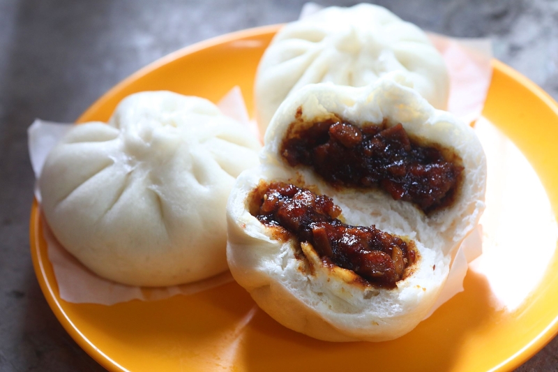 拖地叉烧包 （RM11/5粒）  鼎丰饭店目前的顾客新热点，王健隆也意想不到，该叉烧包会得到广泛顾客的喜爱和支持，他非常感谢各位的爱戴。