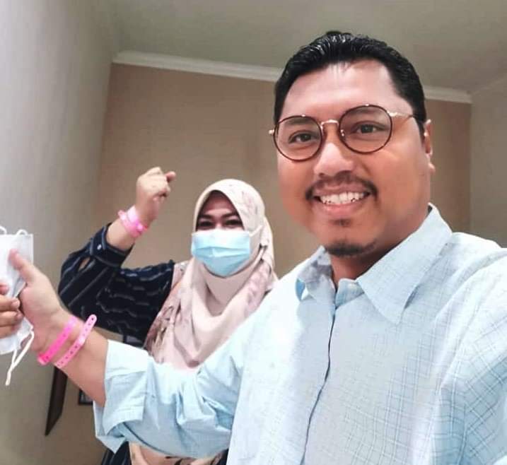莫哈末沙布丁宣布，他与妻子终于能剪断粉红手环，结束隔离。