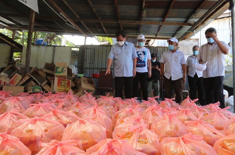 沙菲益（左）提醒民兴党议员要确保受到疫情影响的群体都收到粮食包。