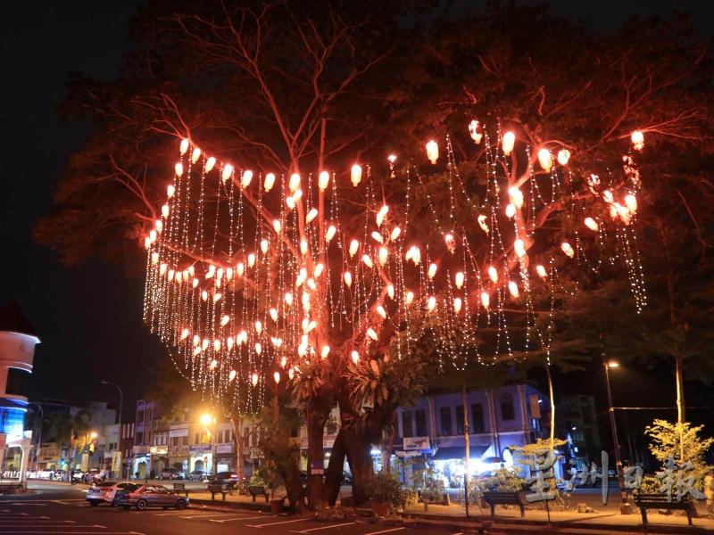 芙蓉公市旁的一颗茂盛的大树在精心装饰，满满吊着的红灯笼，吸引群众目光。