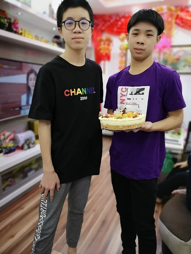 勇晟（左）送给大哥芝士蛋糕。