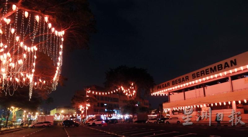 芙蓉国会议员服务中心耗资3万令吉，在芙蓉公市范围装饰3000粒灯笼。