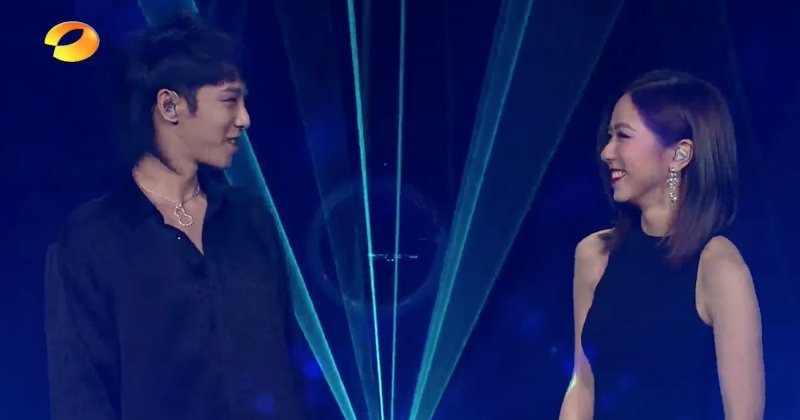 华晨宇和邓紫棋2018年在《歌手》总决赛合唱《光年之外》。
