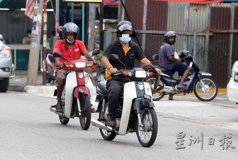 民众骑摩托时也应该佩戴口罩，以确保防疫工作做得滴水不漏。