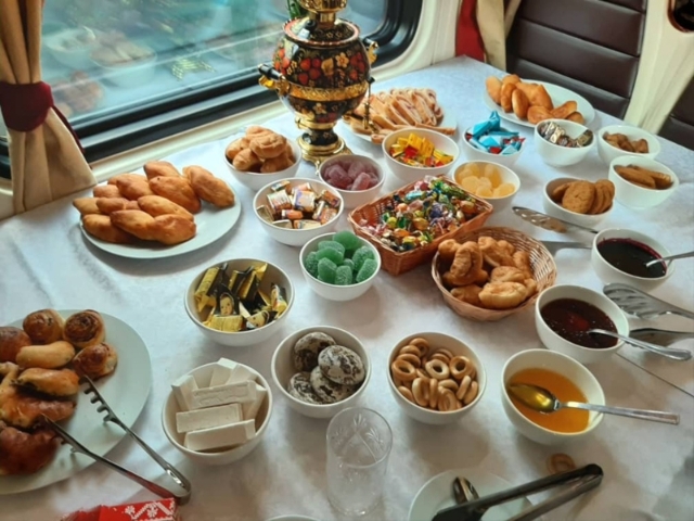 火车上的饮食与设备，多样齐全。

