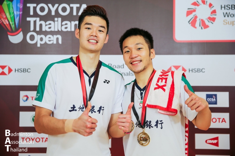 台湾男双王齐麟（左）与李洋豪夺泰国羽球超级1000赛2连冠，成为曼谷最威风的双打球员。（泰国羽总脸书照片）