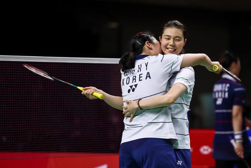 韩国女双4号种子金昭映（右）与孔熙容夺得泰羽赛II冠军后拥抱欢庆。（泰国羽总脸书照片）