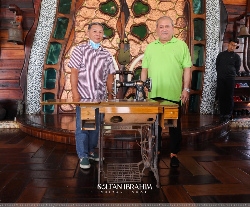 朱明辉（左）向柔佛苏丹依布拉欣陛下展示古董针车。（图取自柔佛苏丹脸书专页）