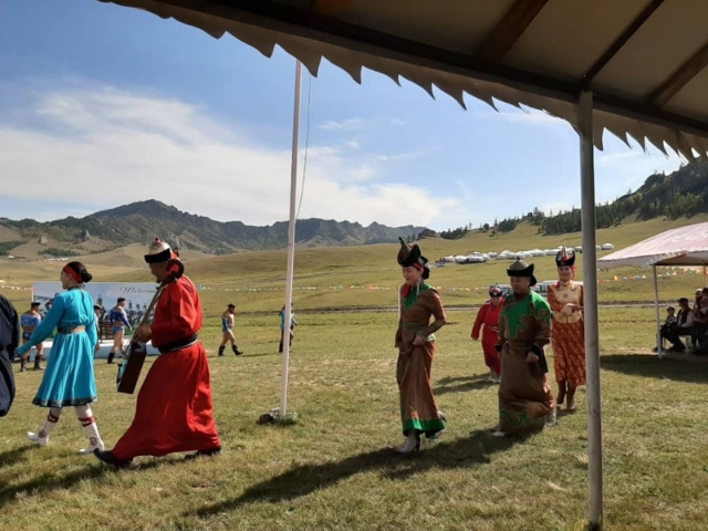 观赏传统蒙古草原文化表演。

