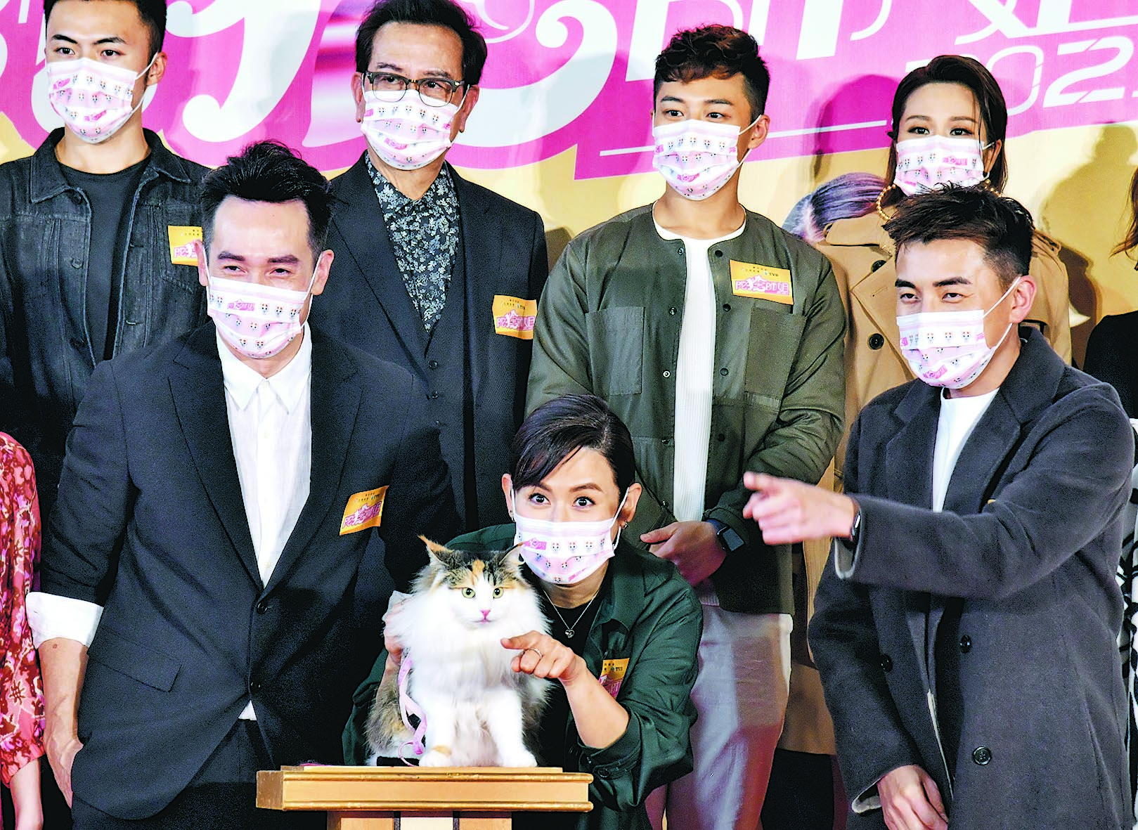 宣萱出动猫咪，联同陈豪及一众演员为新剧《陀枪师姐2021》造势，洪永城还帮忙宣萱叫猫咪看镜头。