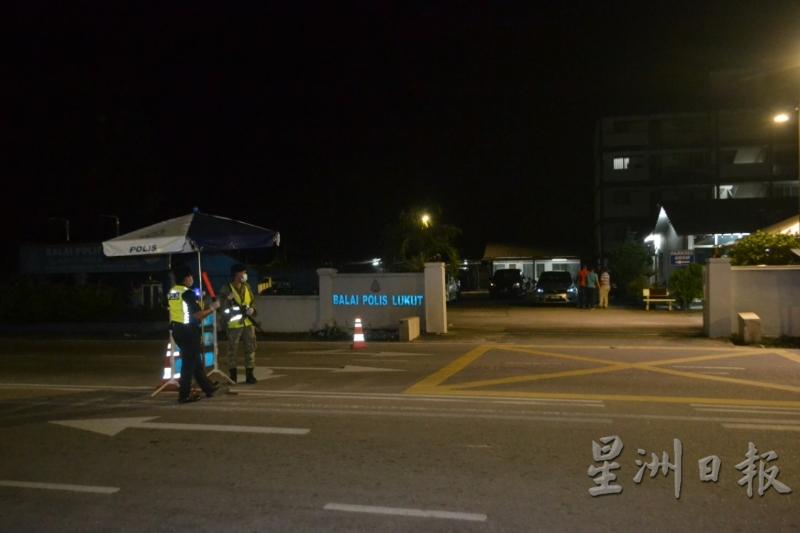 警方在芦骨警局前设立路障，监督人民遵守行管令。