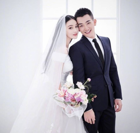 张馨予2018年嫁给现役军官何捷。