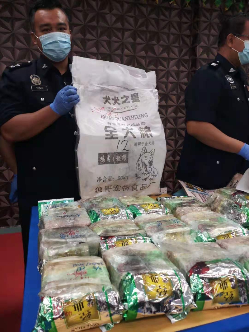警方在车上搜出两个大麻包袋，里面是装包冰毒的“青山”中国茶。