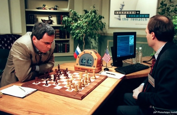 1997年，俄罗斯国际象棋大师加里·卡斯帕罗夫（Garry Kasparov）第二次与美国IBM公司的超级电脑深蓝（Deep Blue）对弈，结果以2.5比3.5败下阵来。（图：截图自TED官方YouTube，原图为美联社）