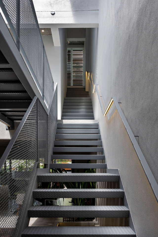 楼梯以铁的材料为构造，作为空间的区分。